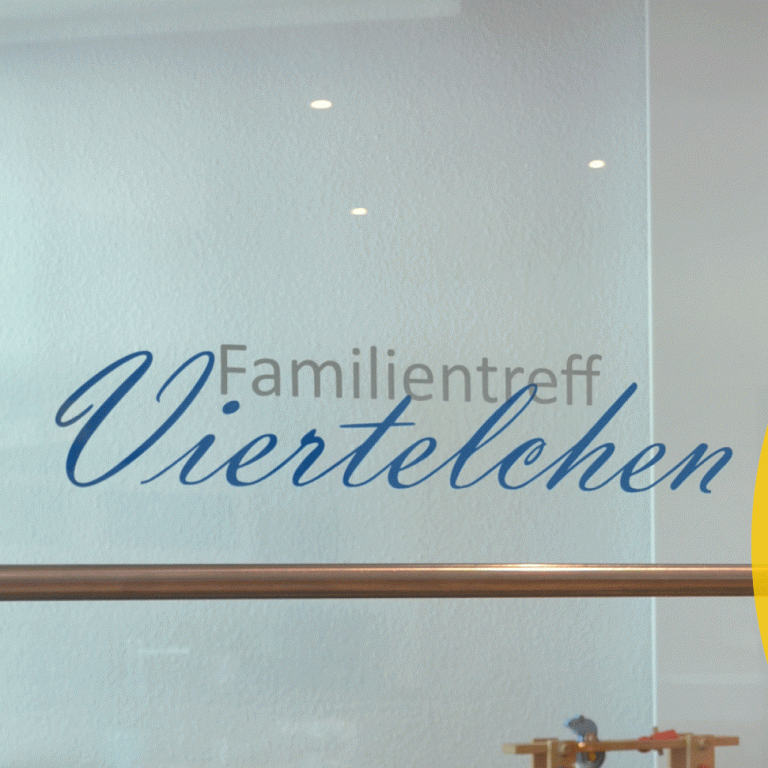 Glasfläche mit der Schriftzug "Familientreff Viertelchen" in blauer Schrift.
