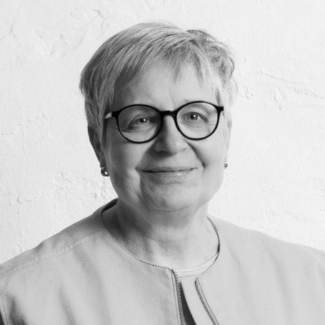 Sigrid Wensig Sigrid Wensing mit Brille und grauen Haaren, vor einem hellen Hintergrund.